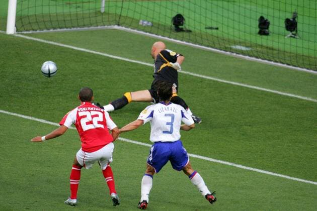 Johan Vonlanthen (Schweiz, li.) trifft zum 1:1 gegen Torwart Barthez (hi.), auch Lizarazu (beide Frankreich) kann den Treffer nicht verhindern Fußball EM Herren Euro 2004, Europameisterschaft, Länderspiel, Nationalmannschaft, Nationalteam, Gruppe B Gruppe Coimbra  