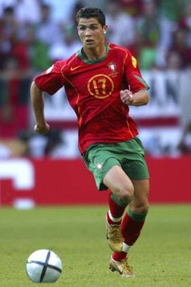Cristiano Ronaldo (Portugal) am Ball Fußball EM Herren Euro 2004, Europameisterschaft, Länderspiel, Nationalmannschaft, Nationalteam, Gruppe A Einzelbild Lissabon Dynamik,
