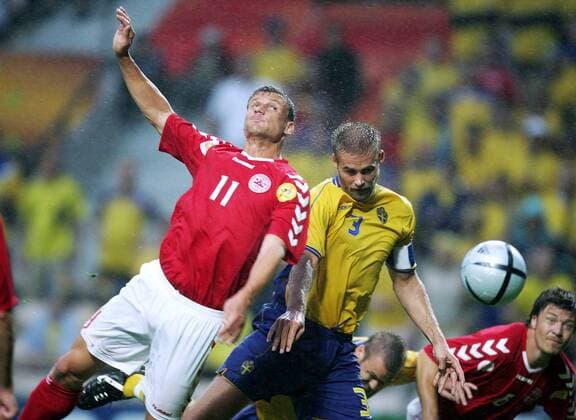 Ebbe Sand (Dänemark, li.) im Kopfballduell mit Olof Mellberg (Schweden) Fußball EM Herren Euro 2004, Europameisterschaft, Länderspiel, Nationalmannschaft, Nationalteam Gruppe Porto