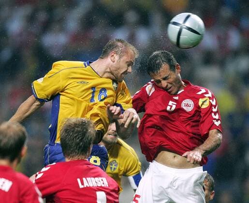 Mattias Jonson (Schweden, li.) im Kopfballduell mit Niclas Jensen (Dänemark) Fußball EM Herren Euro 2004, Europameisterschaft, Länderspiel, Nationalmannschaft, Nationalteam Gruppe Porto Dynamik,