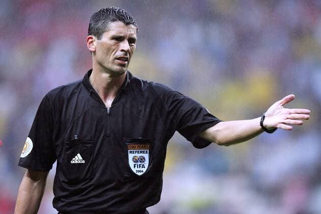FIFA-Schiedsrichter Dr. Markus Merk (Deutschland) weist den Weg Fußball EM Herren Euro 2004, Europameisterschaft, Länderspiel, Nationalmannschaft, Nationalteam Einzelbild Porto