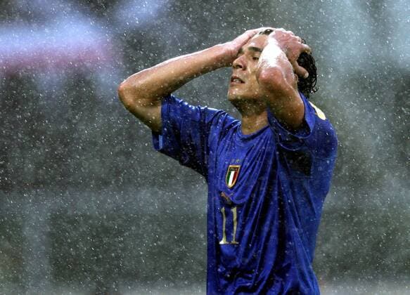 Bernardo Corradi (Italien) verzweifelt - Trotz eines Sieges sind die Italiener ausgeschieden Fußball EM Herren Euro 2004, Europameisterschaft, Länderspiel, Nationalmannschaft, Nationalteam, Gruppe C, Einzelbild Turnierhighlight Guimaraes Enttäuschung, Verzweiflung,