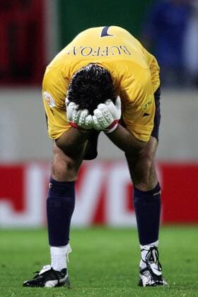 Torwart Gianluigi Buffon (Italien) verzweifelt - Trotz eines Sieges sind die Italiener ausgeschieden Fußball EM Herren Euro 2004, Europameisterschaft, Länderspiel, Nationalmannschaft, Nationalteam, Gruppe C, Einzelbild Guimaraes Enttäuschung, Verzweiflung,