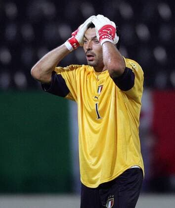 Torwart Gianluigi Buffon (Italien) fassungslos - Trotz eines Sieges sind die Italiener ausgeschieden Fußball EM Herren Euro 2004, Europameisterschaft, Länderspiel, Nationalmannschaft, Nationalteam, Gruppe C, Einzelbild Guimaraes Enttäuschung, Verzweiflung,