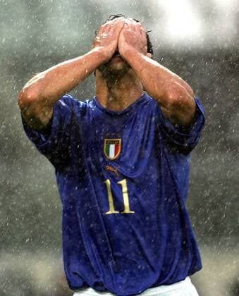 Bernardo Corradi (Italien) verzweifelt - Trotz eines Sieges sind die Italiener ausgeschieden Fußball EM Herren Euro 2004, Europameisterschaft, Länderspiel, Nationalmannschaft, Nationalteam, Gruppe C, Einzelbild Guimaraes Enttäuschung, Verzweiflung,