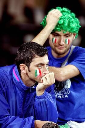 Enttäuschte italienische Fans nach dem Vorrundenaus ihres Teams Fußball EM Herren Euro 2004, Europameisterschaft, Länderspiel, Nationalmannschaft, Nationalteam, Gruppe C, Gruppe Guimaraes Enttäuschung,