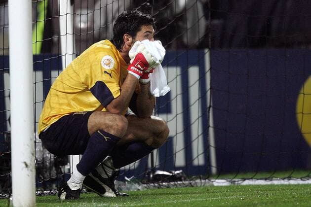 Torwart Gianluigi Buffon (Italien) enttäuscht - Trotz eines Sieges sind die Italiener ausgeschieden Fußball EM Herren Euro 2004, Europameisterschaft, Länderspiel, Nationalmannschaft, Nationalteam, Gruppe C, Einzelbild Guimaraes Enttäuschung,