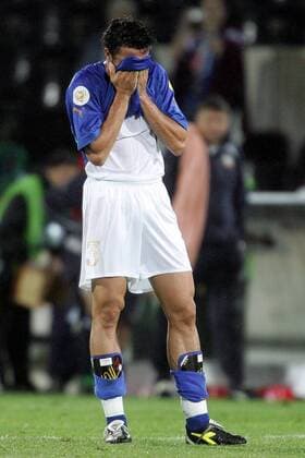 Massimo Oddo (Italien) verzweifelt - Trotz eines Sieges sind die Italiener ausgeschieden Fußball EM Herren Euro 2004, Europameisterschaft, Länderspiel, Nationalmannschaft, Nationalteam, Gruppe C, Einzelbild Guimaraes Enttäuschung, Verzweiflung,