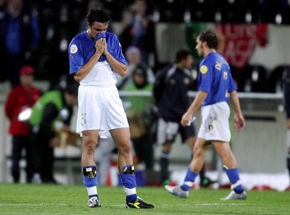 Massimo Oddo (Italien) schnäuzt frustriert in sein Trikot - Trotz eines Sieges sind die Italiener ausgeschieden Fußball EM Herren Euro 2004, Europameisterschaft, Länderspiel, Nationalmannschaft, Nationalteam, Gruppe C, Einzelbild Guimaraes Enttäuschung, Verzweiflung,
