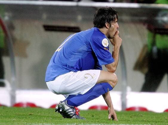 Christian Panucci (Italien) enttäuscht - Trotz eines Sieges sind die Italiener ausgeschieden Fußball EM Herren Euro 2004, Europameisterschaft, Länderspiel, Nationalmannschaft, Nationalteam, Gruppe C, Einzelbild Guimaraes Enttäuschung, Verzweiflung,