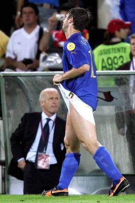 Antonio Cassano (Italien) zerrt verzweifelt an seiner Hose - Trotz eines Sieges sind die Italiener ausgeschieden Fußball EM Herren Euro 2004, Europameisterschaft, Länderspiel, Nationalmannschaft, Nationalteam, Gruppe C, Einzelbild Turnierhighlight Guimaraes Enttäuschung, Verzweiflung,