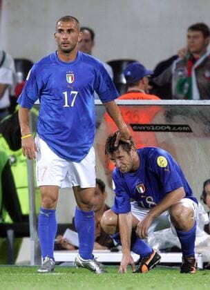 Marco di Vaio (li.) tröstet Antonio Cassano (beide Italien) - Trotz eines Sieges sind die Italiener ausgeschieden Fußball EM Herren Euro 2004, Europameisterschaft, Länderspiel, Nationalmannschaft, Nationalteam, Gruppe C, Gruppe Guimaraes Enttäuschung, Verzweiflung,