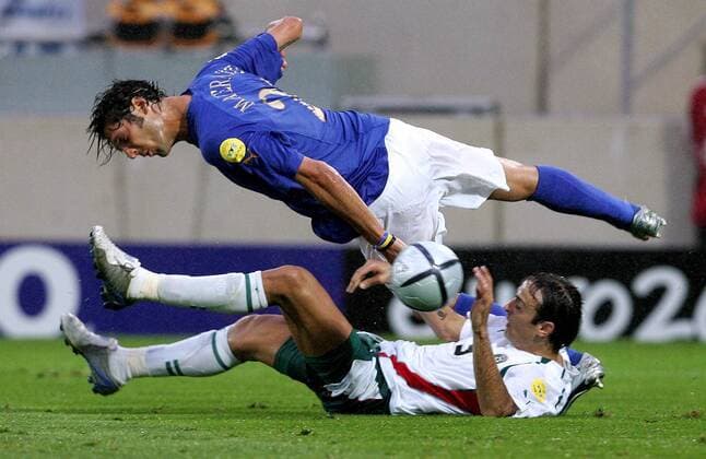 Dimitar Berbatov (re., Bulgarien) gegen Marco Materazzi (Italien) Fußball EM Herren Euro 2004, Europameisterschaft, Länderspiel, Nationalmannschaft, Nationalteam, Gruppe C, Gruppe Guimaraes Dynamik, Höhe, Kampf,