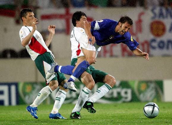 Alessandro del Piero (re., Italien) wird von Daniel Borimirov unsanft zu Fall gebracht, li. Zdravko Lazarov (beide Bulgarien) Fußball EM Herren Euro 2004, Europameisterschaft, Länderspiel, Nationalmannschaft, Nationalteam, Gruppe C, Gruppe Guimaraes Dynamik, Kampf,
