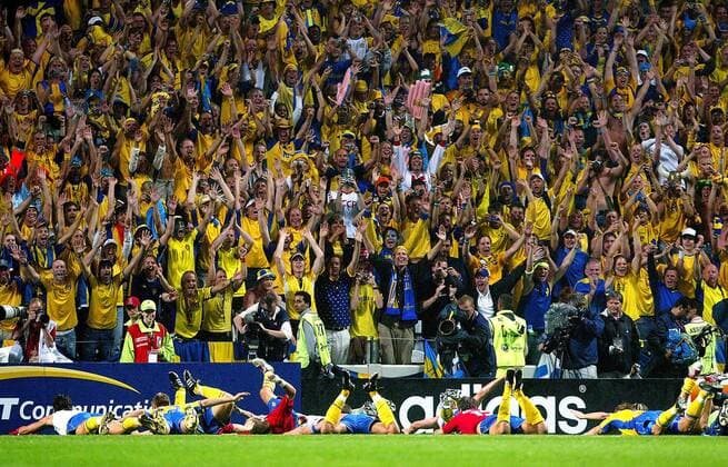 Schlußjubel Schweden - der Gruppensieg ist perfekt! Die Spieler bedanken sich bei den begeisterten Fans mit dem sogenannten Diver Fußball EM Herren Euro 2004, Europameisterschaft, Länderspiel, Nationalmannschaft, Nationalteam, Gruppe C Totale Porto Freude, Begeisterung,