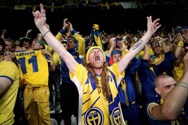 Schwedische Fans jubeln - Schweden ist in letzter Minute weitergekommen Fußball EM Herren Euro 2004, Europameisterschaft, Länderspiel, Nationalmannschaft, Nationalteam, Gruppe C Gruppe Porto Glück Freude, Begeisterung,