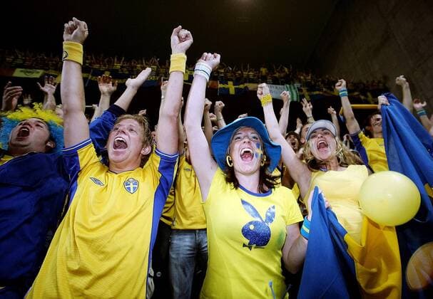 Schwedische Fans jubeln über den Ausgleich in letzter Minute Fußball EM Herren Euro 2004, Europameisterschaft, Länderspiel, Nationalmannschaft, Nationalteam, Gruppe C Gruppe Porto Freude, Begeisterung,