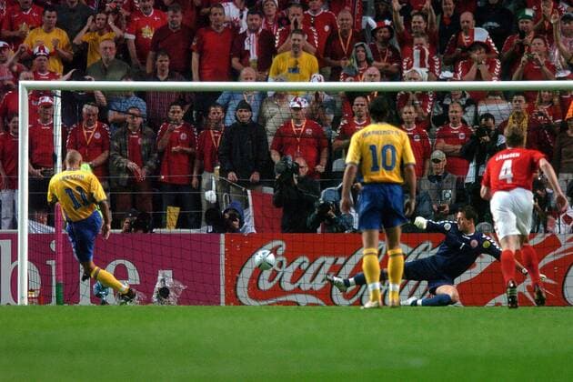 Henrik Larsson (Schweden, li.) verwandelt den Elfmeter zum 1:1 gegen Torwart Thomas Sörensen (Dänemark) Fußball EM Herren Euro 2004, Europameisterschaft, Länderspiel, Nationalmannschaft, Nationalteam, Gruppe C Gruppe Porto Dynamik,