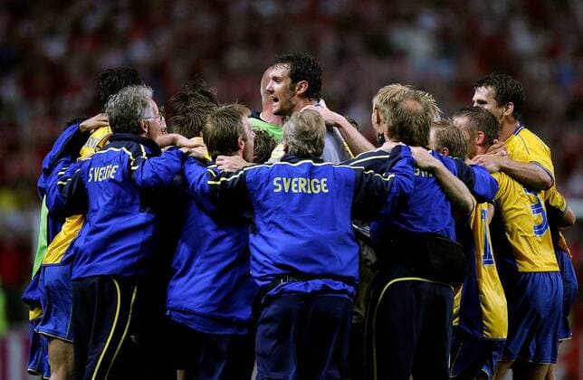 Schlußjubel Schweden um Torwart Andreas Isaksson Fußball EM Herren Euro 2004, Europameisterschaft, Länderspiel, Nationalmannschaft, Nationalteam, Gruppe C Totale Porto Freude, Begeisterung,