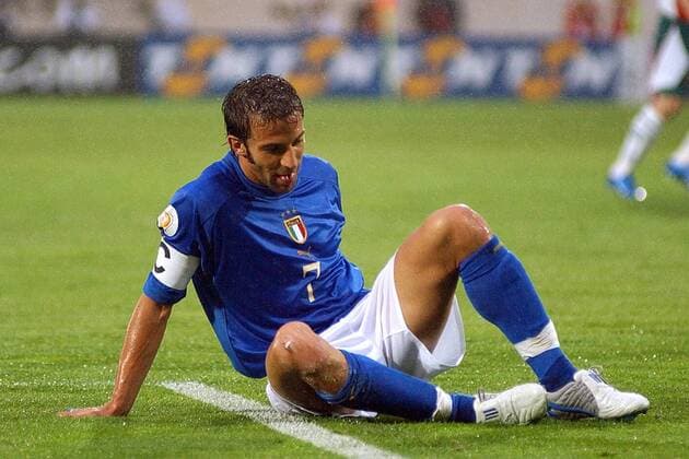 Alessandro del Piero (Italien) sitzt enttäuscht am Boden Fußball EM Herren Euro 2004, Europameisterschaft, Länderspiel, Nationalmannschaft, Nationalteam, Gruppe C Einzelbild Guimaraes Enttäuschung,