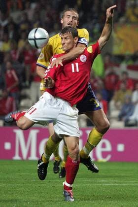 Ebbe Sand (Dänemark, vorn) gegen Olof Mellberg (Schweden) Fußball EM Herren Euro 2004, Europameisterschaft, Länderspiel, Nationalmannschaft, Nationalteam, Gruppe C Gruppe Porto Dynamik, Kampf,