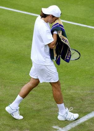 Thomas Haas (Deutschland) wischt sich den Schweiß ab Tennis Herren All England Championships 2004, Grand Slam, ATP-Tour, Rasen, Rasenplatz, Rasentennis, Rasenturnier, Einzelbild Wimbledon London Erschöpfung, Enttäuschung