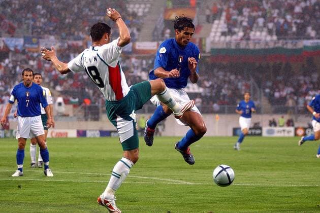 Bernardo Corradi (Italien, re.) gegen Predrag Pazin (Bulgarien) Fußball EM Herren Euro 2004, Europameisterschaft, Länderspiel, Nationalmannschaft, Nationalteam, Gruppe C Gruppe Guimaraes Dynamik, Kampf
