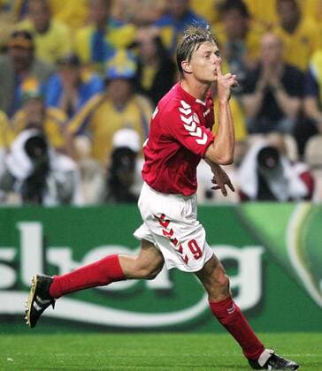 Torschütze Jon Dahl Tomasson (Dänemark) jubelt lieber still Fußball EM Herren Euro 2004, Europameisterschaft, Länderspiel, Nationalmannschaft, Nationalteam, Gruppe C Einzelbild Porto Ruhe, Freude, Begeisterung,
