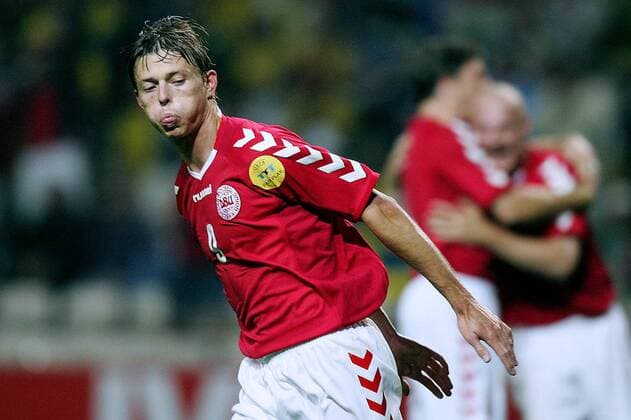 Torschütze Jon Dahl Tomasson (Dänemark) jubelt Fußball EM Herren Euro 2004, Europameisterschaft, Länderspiel, Nationalmannschaft, Nationalteam, Gruppe C Einzelbild Porto Freude, Begeisterung,