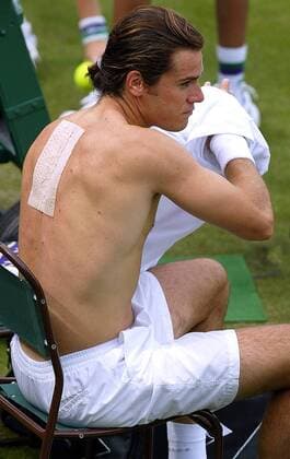 Thomas Haas (Deutschland) mit Wärmepflaster auf dem Rücken Tennis Herren All England Championships 2004, Grand Slam, ATP-Tour, Rasen, Rasenplatz, Rasentennis, Rasenturnier, Einzelbild Wimbledon London