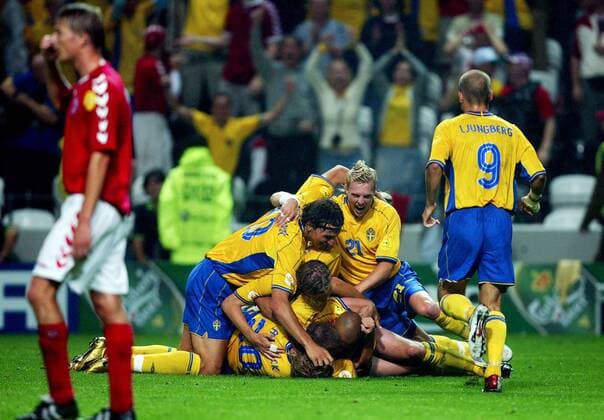Torjubel Schweden mit Christian Wilhelmsson (2. v. re.) und Zlatan Ibrahimovic (li.), re. Ljungberg Fußball EM Herren Euro 2004, Europameisterschaft, Länderspiel, Nationalmannschaft, Nationalteam, Gruppe C Gruppe Porto Freude, Begeisterung,