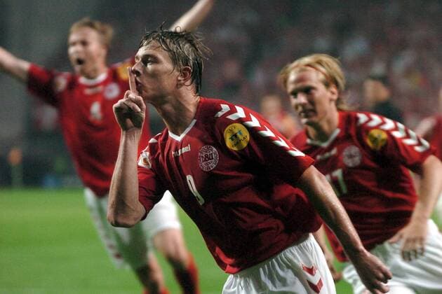 Jon Dahl Tomasson (Dänemark) läßt beim Torjubel die Kritiker verstummen Fußball EM Herren Euro 2004, Europameisterschaft, Länderspiel, Nationalmannschaft, Nationalteam, Gruppe C Einzelbild Porto Freude,