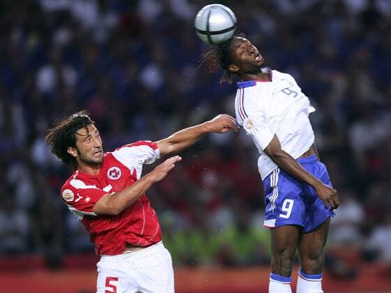Louis Saha (Frankreich, re.) gegen Murat Yakin (Schweiz) Fußball EM Herren Euro 2004, Europameisterschaft, Länderspiel, Nationalmannschaft, Nationalteam, Gruppe B Gruppe Coimbra Dynamik,