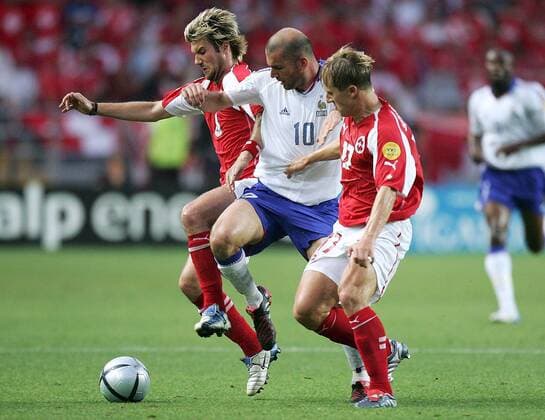 Zinedine Zidane (Frankreich, Mitte) gegen Raphael Wicky (li.) und Christoph Spycher (beide Schweiz) Fußball EM Herren Euro 2004, Europameisterschaft, Länderspiel, Nationalmannschaft, Nationalteam, Gruppe B Gruppe Coimbra Dynamik,