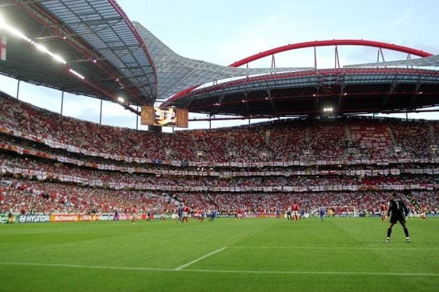 Englische Fans dominieren in der Partie Kroatien - England im Estadio da Luz in Lissabon Fußball EM Herren Euro 2004, Europameisterschaft, Länderspiel, Nationalmannschaft, Nationalteam, Gruppe B, Vdig Totale Estadio da Luz Lissabon