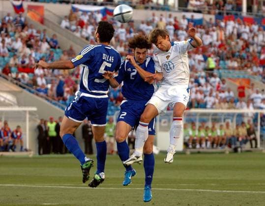 Aleksei Bugaev (Rußland, re.) gegen Georgios Seitaridis (Mitte) und Dellas (beide Griechenland) Fußball EM Herren Euro 2004, Europameisterschaft, Länderspiel, Nationalmannschaft, Nationalteam, Gruppe A Gruppe Faro-Loule Dynamik,