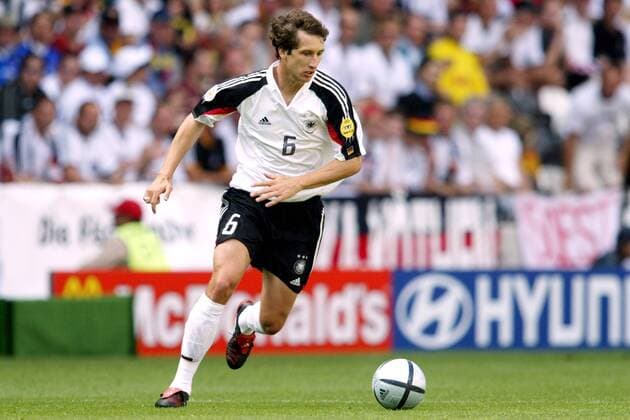 Frank Baumann (Deutschland) am Ball Fußball EM Herren Euro 2004, Europameisterschaft, Länderspiel, Nationalmannschaft, Nationalteam, Gruppe D Einzelbild Porto Dynamik,