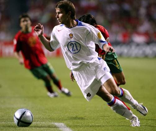 Aleksei Bugaev (Rußland) am Ball Fußball EM Herren Euro 2004, Europameisterschaft, Länderspiel, Nationalmannschaft, Nationalteam, Gruppe A Einzelbild Lissabon Dynamik,