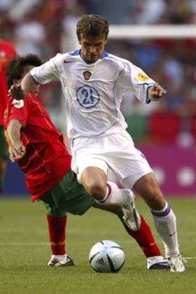 Aleksei Bugaev (Rußland, re.) vorbei an Deco (Portugal) Fußball EM Herren Euro 2004, Europameisterschaft, Länderspiel, Nationalmannschaft, Nationalteam, Gruppe A Gruppe Lissabon Dynamik,