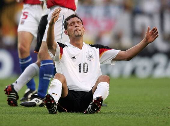 Kevin Kuranyi (Deutschland) enttäuscht Fußball EM Herren Euro 2004, Europameisterschaft, Länderspiel, Nationalmannschaft, Nationalteam, Gruppe D Einzelbild Lissabon Enttäuschung, Verzweiflung