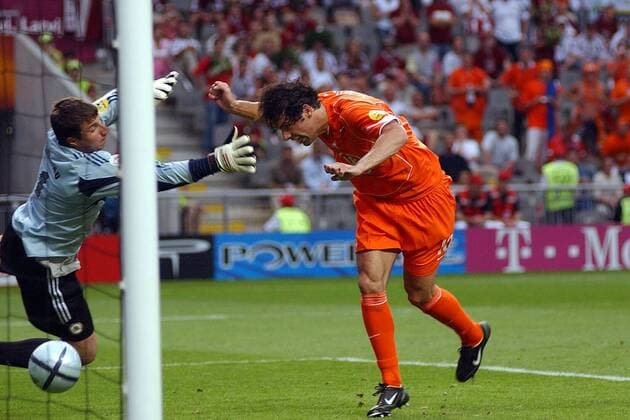 Ruud van Nistelrooy (Niederlande) erzielt gegen Torwart Aleksandrs Kolinko (Lettland) das 2:0 Fußball EM Herren Euro 2004, Europameisterschaft, Länderspiel, Nationalmannschaft, Nationalteam, Gruppe D, Vdig Gruppe Braga Dynamik,