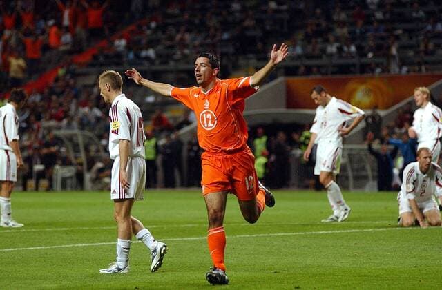 Roy Makaay (Niederlande) - Torjubel, daneben: Andrejs Rubins (Lettland) enttäuscht Fußball EM Herren Euro 2004, Europameisterschaft, Länderspiel, Nationalmannschaft, Nationalteam, Gruppe D, Vdig Gruppe Braga Freude, Enttäuschung,