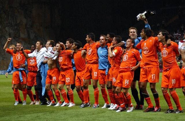 Schlußjubel Niederlande - der Viertelfinaleinzug ist geschafft Fußball EM Herren Euro 2004, Europameisterschaft, Länderspiel, Nationalmannschaft, Nationalteam, Gruppe D, Vdig Totale Braga Freude,