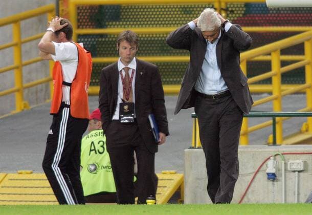 Teamchef Rudi Völler (re.) und Bundestrainer Michael Skibbe (beide Deutschland) fassungslos Fußball EM Herren Euro 2004, Europameisterschaft, Länderspiel, Nationalmannschaft, Nationalteam, Gruppe D Gruppe Lissabon Enttäuschung, Verzweiflung