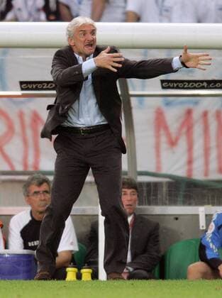 Teamchef Rudi Völler (Deutschland) gibt verzweifelt Anweisungen Fußball EM Herren Euro 2004, Europameisterschaft, Länderspiel, Nationalmannschaft, Nationalteam, Gruppe D Einzelbild Lissabon Verzweiflung, Wut,