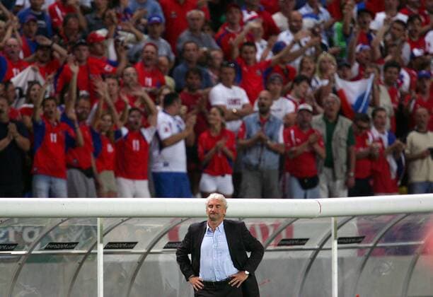 Teamchef Rudi Völler (Deutschland) enttäuscht, der tschechische Fanblock hinter ihm jubelt Fußball EM Herren Euro 2004, Europameisterschaft, Länderspiel, Nationalmannschaft, Nationalteam, Gruppe D Totale Lissabon Freude, Enttäuschung,