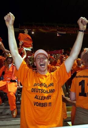 Des einen Freud.... - Niederländischer Fan feiert mit einem T-Shirt Deutschland, Deutschland alles ist vorbei das Weiterkommen der Holländer und das Ausscheiden des deutschen Teams Fußball EM Herren Euro 2004, Europameisterschaft, Länderspiel, Nationalmannschaft, Nationalteam, Gruppe D, Vdig Einzelbild Braga Freude,