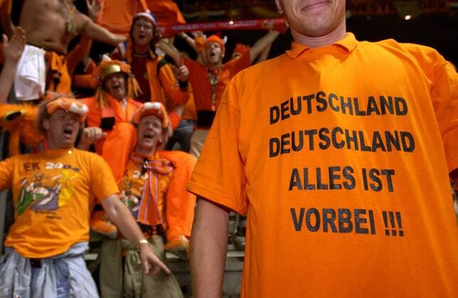 Des einen Freud.... - Niederländischer Fan feiert mit einem T-Shirt Deutschland, Deutschland alles ist vorbei das Weiterkommen der Holländer und das Ausscheiden des deutschen Teams Fußball EM Herren Euro 2004, Europameisterschaft, Länderspiel, Nationalmannschaft, Nationalteam, Gruppe D, Vdig Gruppe Braga Freude,