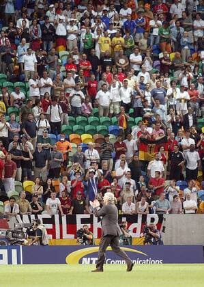 Teamchef Rudi Völler (Deutschland) bedankt sich bei den Fans Fußball EM Herren Euro 2004, Europameisterschaft, Länderspiel, Nationalmannschaft, Nationalteam, Gruppe D Totale Lissabon