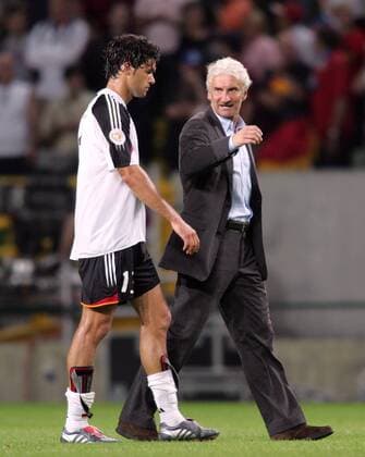 Teamchef Rudi Völler und Michael Ballack (beide Deutschland) suchen nach dem Ausscheiden in der Vorrunde bei der Euro 2004 nach möglichen Gründen Fußball EM Herren Euro 2004, Europameisterschaft, Länderspiel, Nationalmannschaft, Nationalteam, Gruppe D Gruppe Lissabon Enttäuschung,
